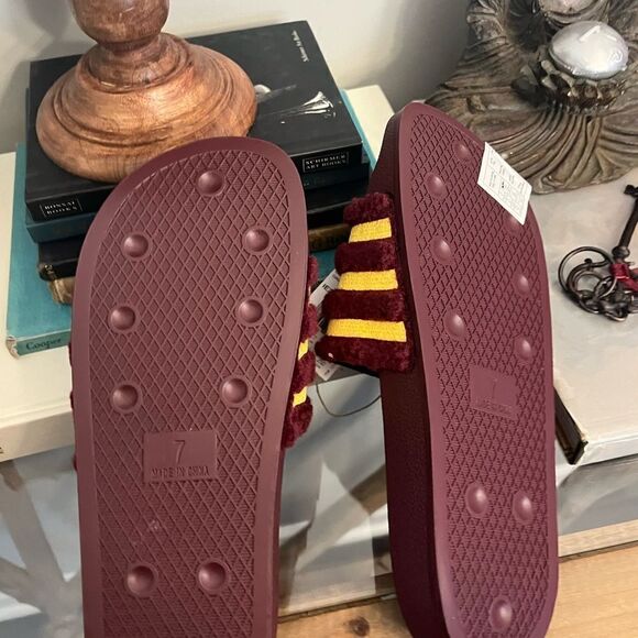 NWT women’s ADIDAS TEDDY 
SLIDES ADILETTE WITH FAUX FUR UPPER. Size 7 - Picture 4 of 6